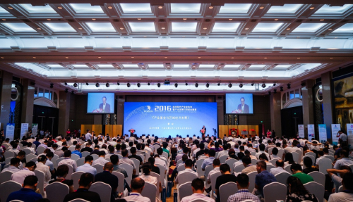 7月12日，与会嘉宾在大会现场做主题发言。当日，2016徐州现代产业发布会暨产业发展引导基金路演在江苏徐州正式开幕。大会吸引青云创投、北极光创投、纪源资本等几十家国内知名投资机构的创始人、合伙人以及百余名投资界精英齐聚一堂，共同为徐州的产业转型升级献计献策。新华社记者 李响 摄