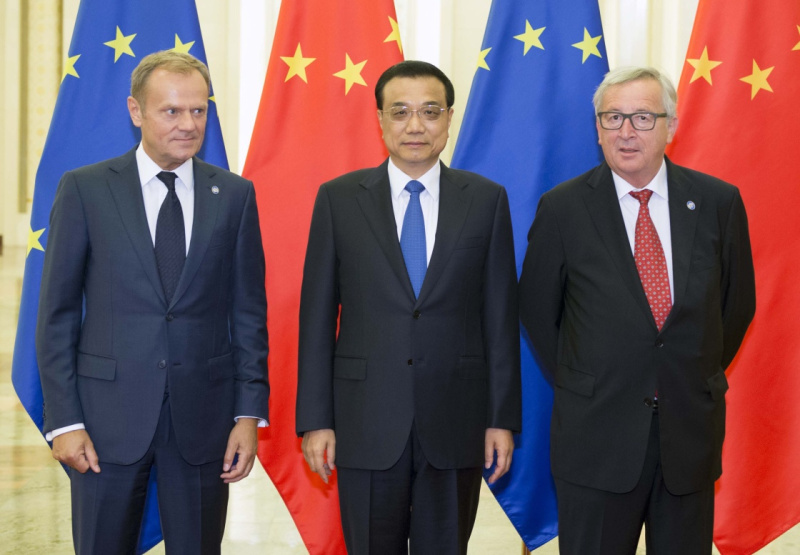7月12日，国务院总理李克强在北京人民大会堂同欧洲理事会主席图斯克、欧盟委员会主席容克共同主持第十八次中国欧盟领导人会晤。记者 谢环驰 摄