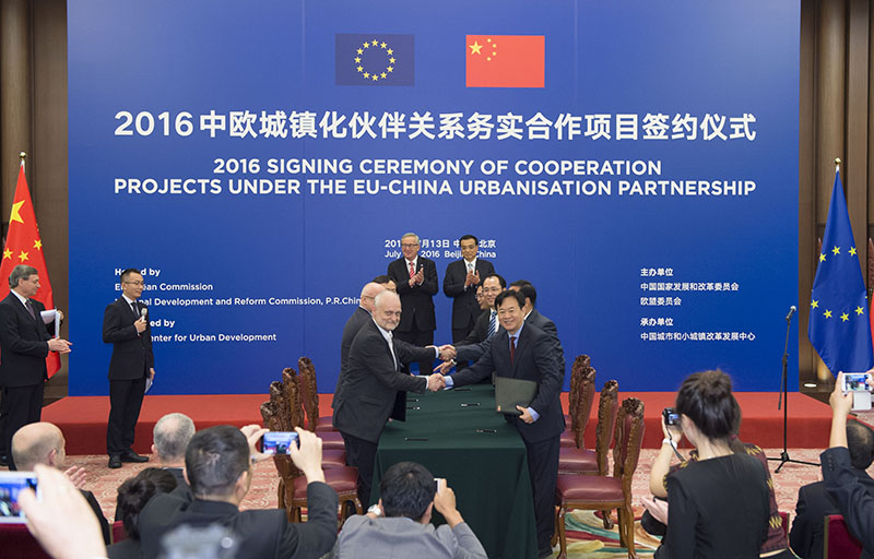 7月13日，国务院总理李克强和欧盟委员会主席容克在北京共同出席中欧城镇化伙伴关系合作签约仪式。新华社记者 谢环驰 摄
