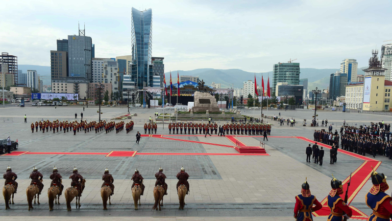 (蒙古国总理额尔登巴特在乌兰巴托成吉思汗广场为李克强总理举行隆重欢迎仪式。) (蒙古国总理额尔登巴特在乌兰巴托成吉思汗广场为李克强总理举行隆重欢迎仪式。)