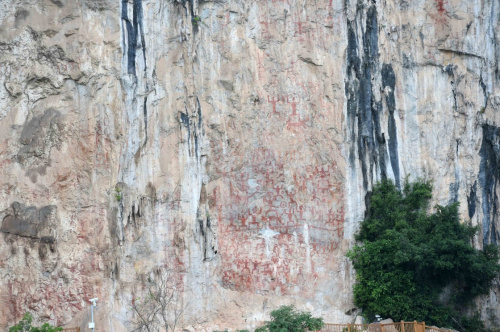 广西宁明县左江花山岩画（7月15日摄）。记者 周华 摄