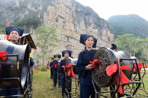 7月15日，当地民众在广西宁明县左江花山景区敲起铜鼓为“申遗”助力。记者 周华 摄