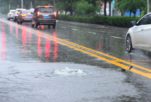 7月20日，石家庄市谈固南大街一处下水井盖出现外涌。