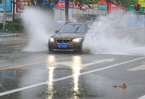 7月20日，车辆在石家庄市谈固大街一处积水路段通行。