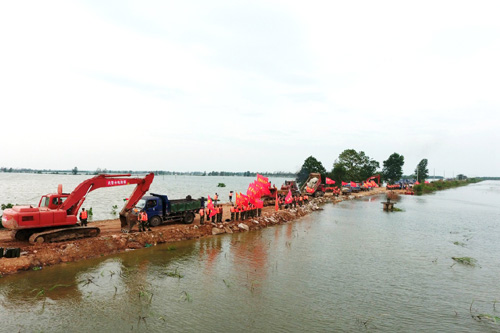 这是7月20日拍摄的溃口成功合龙的黄梅考田河堤坝。
