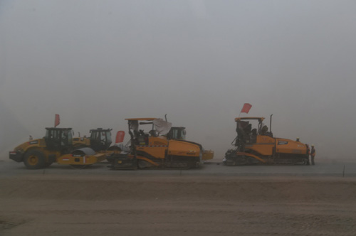 7月20日，在柳格高速旁的施工道路上，施工人员因沙尘天气停止施工。