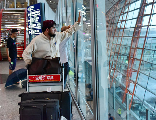 7月20日，旅客在北京首都机场候机。