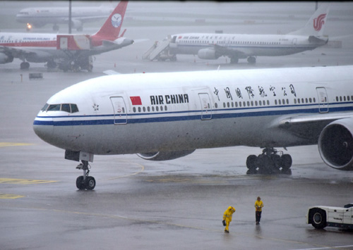 7月20日，客机停在北京首都机场停机坪。当日，北京首都机场全天计划保障航班1715架次，截至12时，已实际执行航班599架次，受本场及外站天气等综合原因影响已取消航班169架次，主要涉及昆明、上海、武汉、深圳、大连等地。