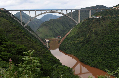 这是云桂铁路南盘江特大桥一景(7月19日摄.大桥全长852.