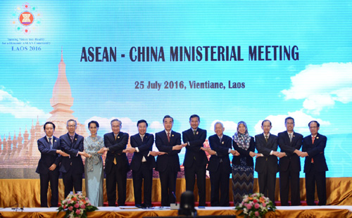 7月25日，在老挝首都万象，中国外交部长王毅（左六）和与会代表在会议开始前合影。当日，中国-东盟（10+1）外长会议在老挝首都万象举行。会议结束后，中国和东盟国家外交部长发表了关于全面有效落实《南海各方行为宣言》（《宣言》）的联合声明，声明重申了《宣言》在维护地区和平稳定中发挥的重要作用，承诺根据国际法原则由直接有关国家通过磋商和谈判以和平方式解决领土和管辖权争议。