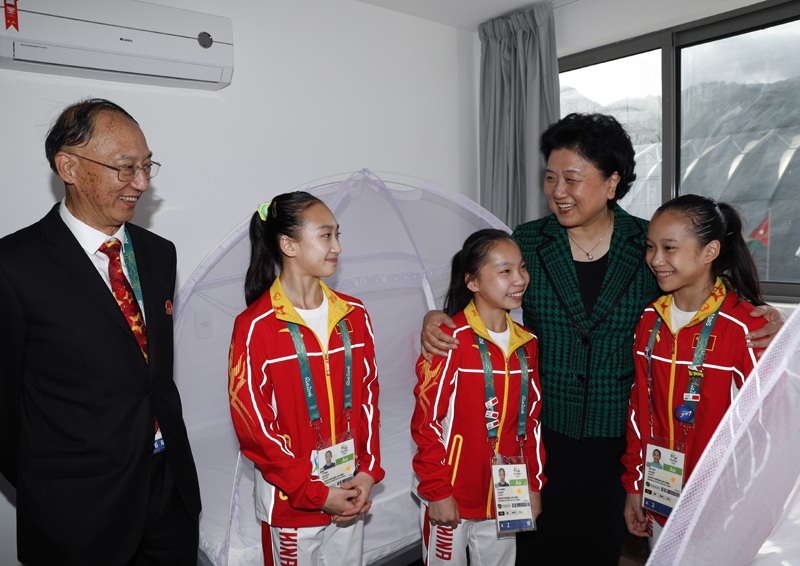 这是刘延东在视察中国体操队队员宿舍时与队员拥抱。新华社记者 韩岩 摄