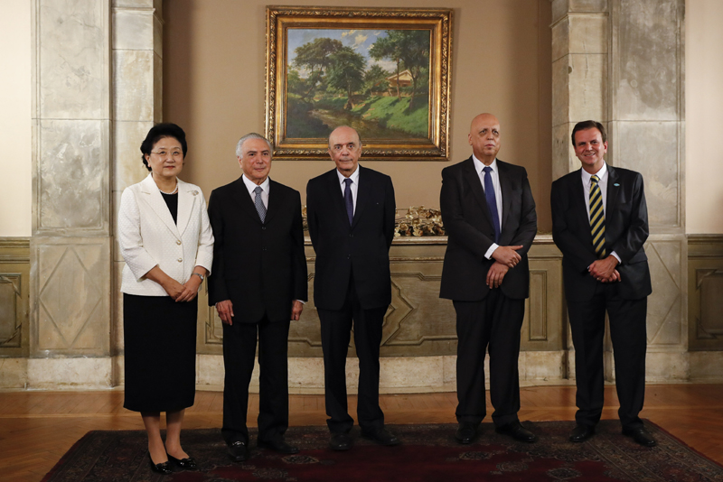 8月5日，国务院副总理刘延东作为习近平主席特别代表，在巴西出席里约奥运会开幕式前，出席巴西代总统特梅尔（左二）举行的欢迎招待会。记者 韩岩 摄