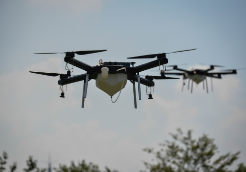 8月6日，两架农业植保无人机进行编队飞行表演。记者 季春鹏 摄