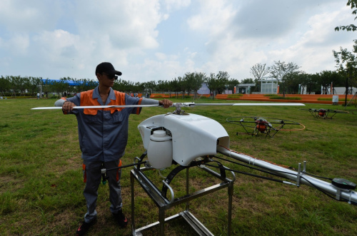 8月6日，河南一家无人机公司的工作人员准备飞行表演。当日，“2016中国无人机与机器人应用大赛”在江苏苏州正式启动。本次大赛以产业发展需求为导向，以“创新科技，创造奇迹”为主题，包括“无人机影视航拍作品赛”“无人机影视航拍现场命题赛”“农业植保无人机应用赛”“无人机与机器人创新创业方案赛”等多项活动。记者 季春鹏 摄