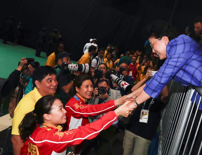 这是决赛后，刘延东同中国选手杜丽、易思玲亲切握手，向她们表示祝贺。新华社记者 韩岩 摄