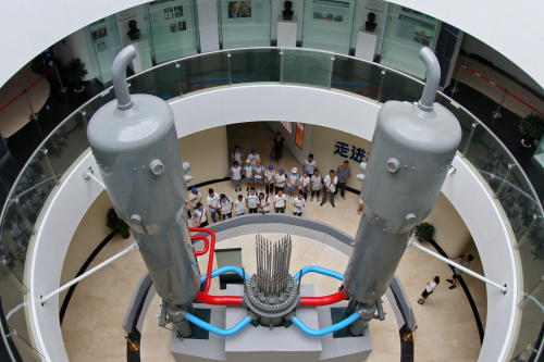 8月7日，来自西藏聂拉木县的藏族学生在山东核电科技馆观看核岛内部结构模型。当日，10名来自西藏聂拉木县的藏族学生来到位于烟台的山东核电科技馆，了解核电科技，探寻核能奥秘。据了解，西藏聂拉木县是山东省烟台市的对口支援单位，经过烟台市第八批援藏干部的牵线组织，这10名藏族学生从8月6日起开始在烟台进行为期一周的交流学习。新华社发（唐克 摄）