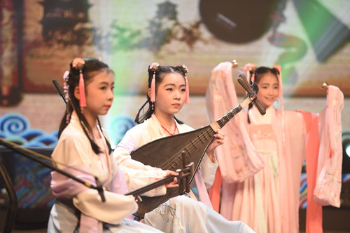 8月10日,来自福建的小演员在表演南音《古韵传薪》.