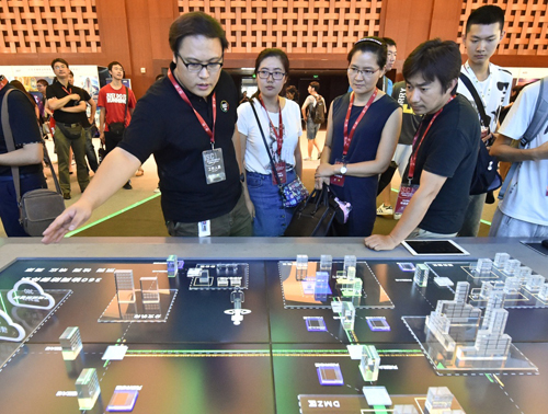 8月16日，参观者在参观网络安全企业的展台。
