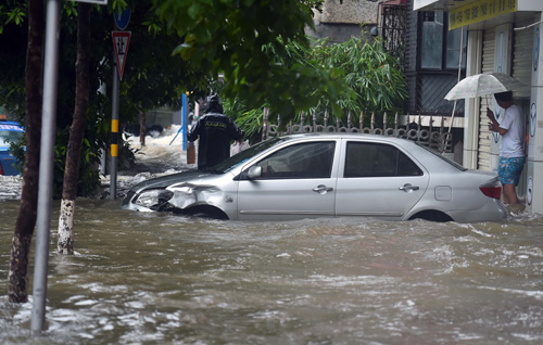 8月18日，海口市正义路的车辆被水流冲击受损。当日，受今年第8号台风“电母”和西南季风共同影响，海南岛普降大到暴雨，局地特大暴雨，部分低洼地区受淹。