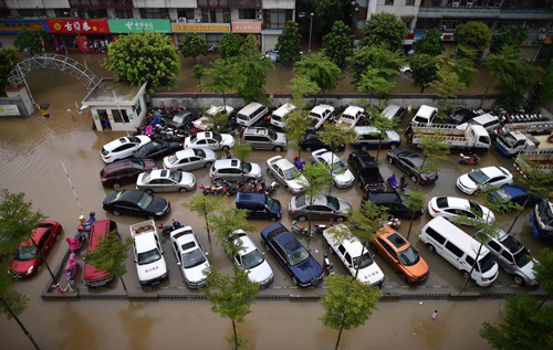 8月18日，海口市正义路附近的许多车辆停靠在一处地势较高的地面。