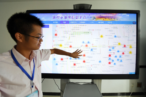 甘肃省敦煌市将无线城市建设作为“智慧城市”建设的重要项目，9月18日，工作人员通过地理信息平台查看敦煌城区WIFI热点覆盖情况。