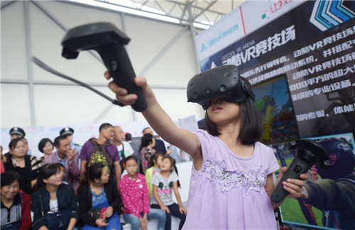 小朋友在科博会上体验VR游戏