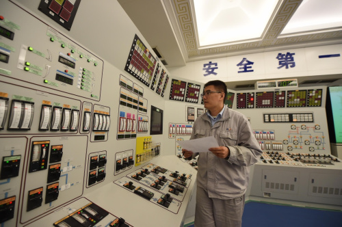 9月22日，工作人员在红沿河核电站2号机组主控室内巡视。