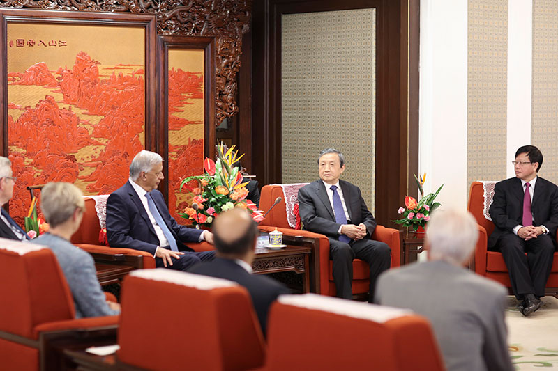 9月28日，国务院副总理马凯在北京中南海紫光阁会见巴基斯坦前总理肖卡特·阿齐兹等参加中投公司国际咨询委员会会议的委员。
