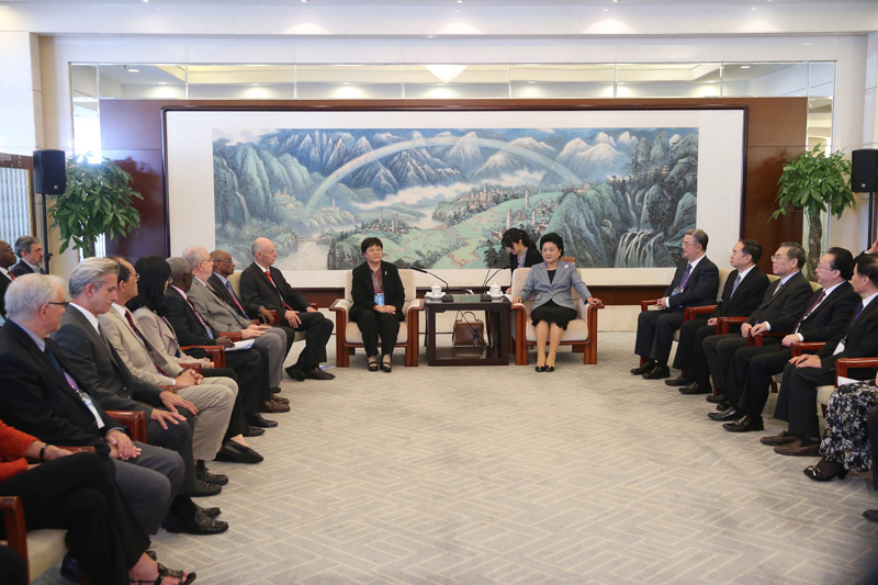 9月28日，国际医学科学院组织2016年全体成员大会在北京举行。国务院副总理刘延东出席会议并作主旨报告。会前，刘延东集体会见出席大会的主要嘉宾。