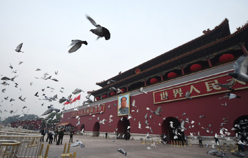 天安门广场举行国庆升旗仪式_图片新闻_中国政府网