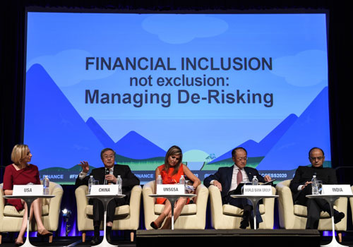 10月7日，在美国首都华盛顿，中国人民银行行长周小川（左二）在一场有关普惠金融的研讨会上讲话。