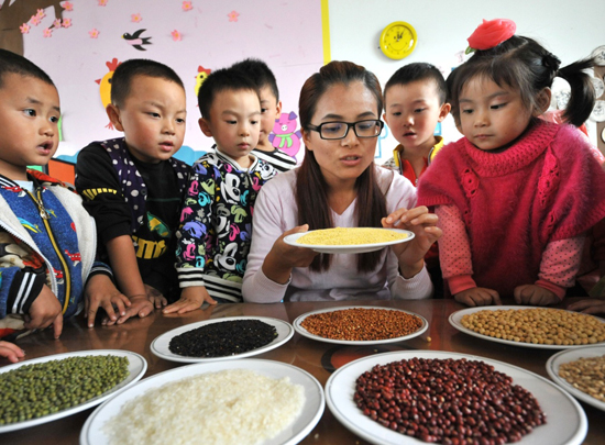 为迎接10月16日“世界粮食日”，各地幼儿园、学校开展主题教育活动，培养孩子们爱惜粮食、节约粮食的意识。