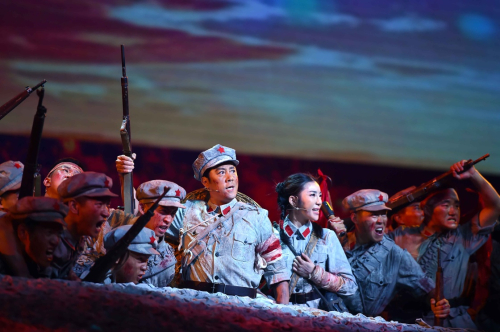 10月19日，纪念红军长征胜利80周年文艺晚会《永远的长征》在北京人民大会堂举行