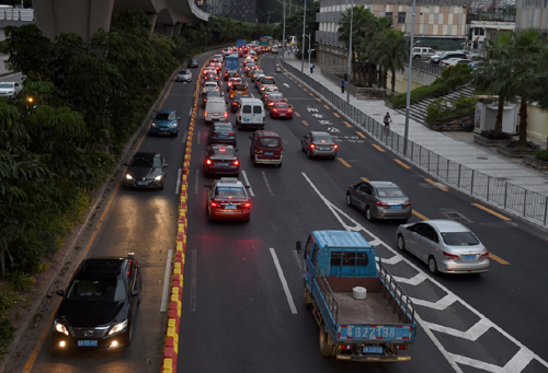 10月24日，车辆在深圳的潮汐车道上驶过。当日，可全自动机械化地“吞吐”道路隔离带的潮汐车道“拉链车”在广东深圳上岗，国内首条快速路自动化潮汐车道正式启用。