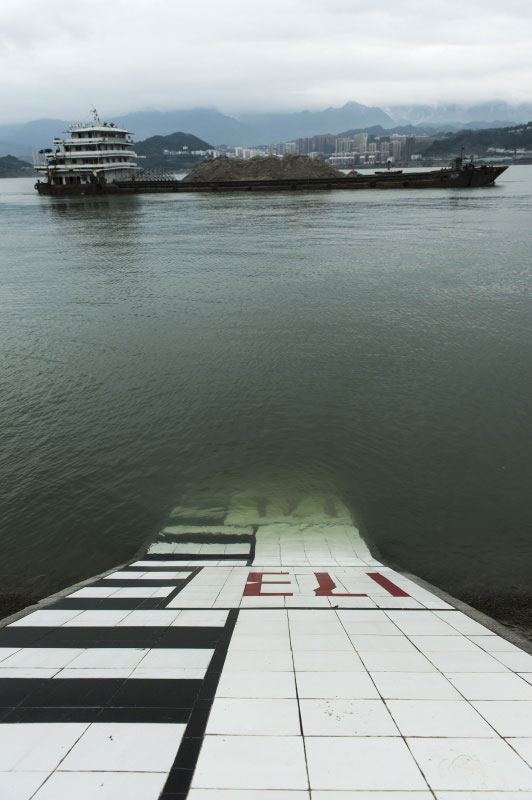 10月27日，轮船行驶在三峡大坝上游的水文标尺旁。