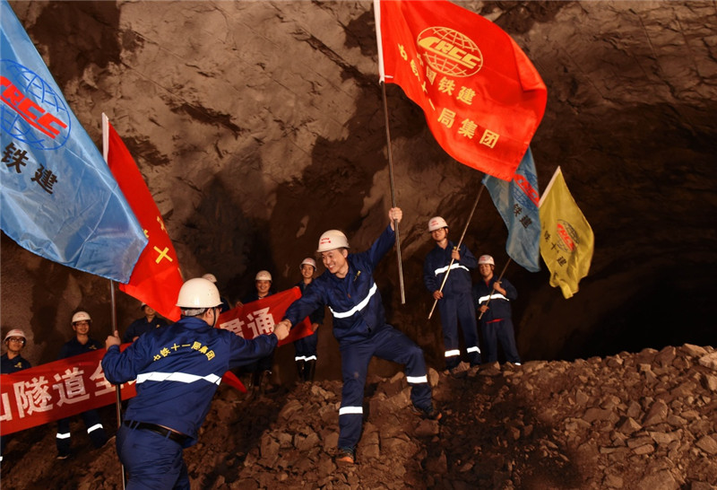 中铁十一局四公司建设者在南戴云山隧道南北作业面贯通点胜利汇合