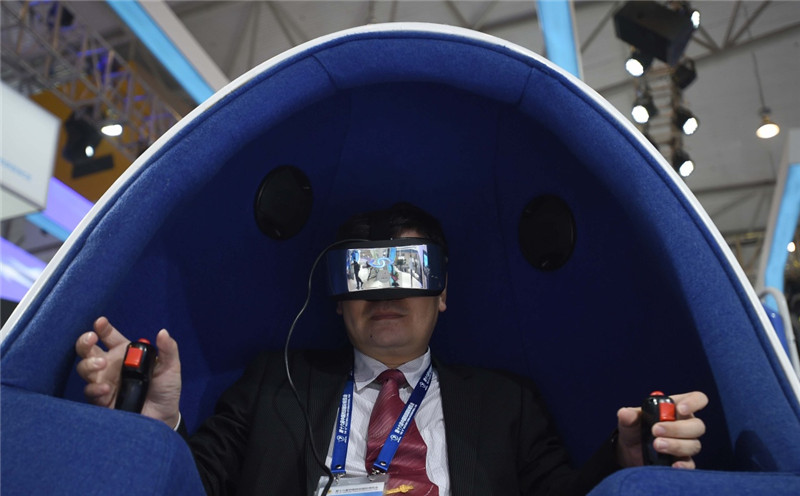 参观者在博览会上体验VR设备