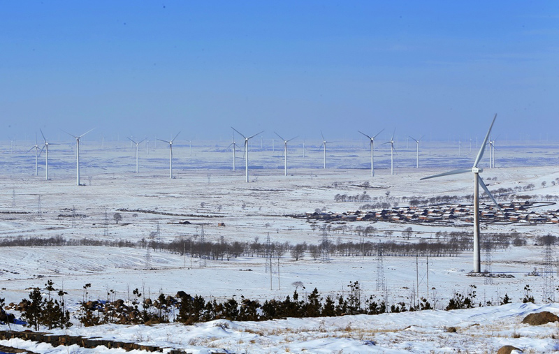 河北省张家口坝上地区的一座风电场（11月3日摄）。