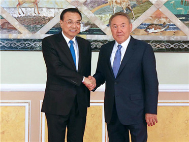 李克强会见哈萨克斯坦总统纳扎尔巴耶夫372.jpg