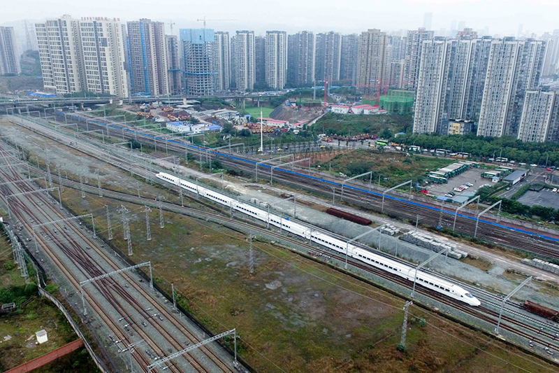 郑渝高速铁路万州至重庆段（即渝万高铁）全面进入模拟运行阶段，将于年内正式开通运营。作为长江三峡库区首条高速铁路，渝万高铁全长约247公里，设计时速为250公里。