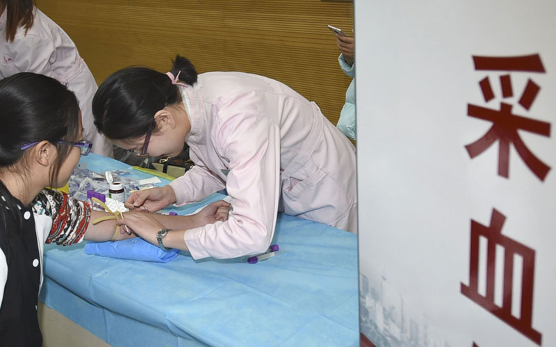  11月14日，一名天津医科大学的学生（左）在参加骨髓造血干细胞采集。