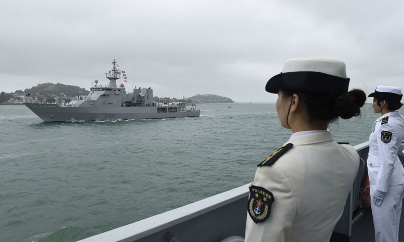 中国海军盐城舰参加新西兰国际舰队检阅活动_