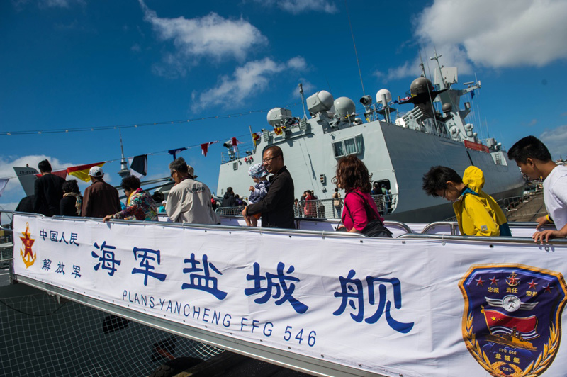 中国海军盐城舰在新西兰举行甲板开放日_图片