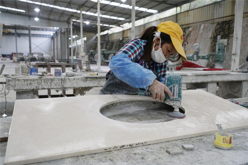 工人在福建省南安市水头镇康利石材集团的车间加工大理石台面
