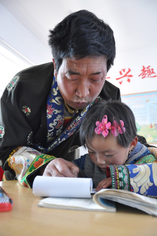 藏家孩子读书