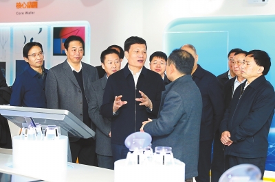 11月28日，省委书记、省人大常委会主任谢伏瞻在鹤壁市河南仕佳光电子产业园了解企业生产经营情况。记者 董亮 摄