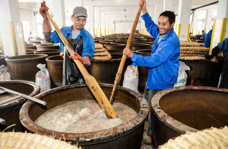 2014年11月7日是立冬节气，浙江省绍兴市古越龙山沈永和酒厂的工人们正在搅拌缸里的黄酒酒料，开启冬酿程序。