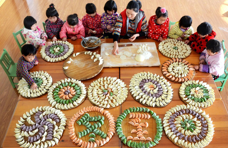 2015年12月21日，山东省沂源县悦庄中心幼儿园的师生一起包饺子，迎接冬至到来。