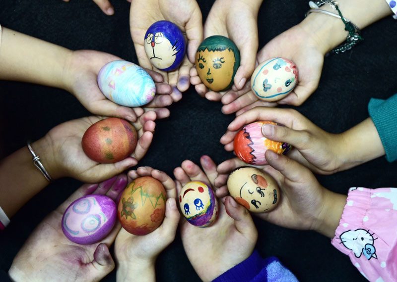   2016年5月5日是立夏节气，安徽省合肥市香樟雅苑小学学生在展示自己手绘的彩蛋。