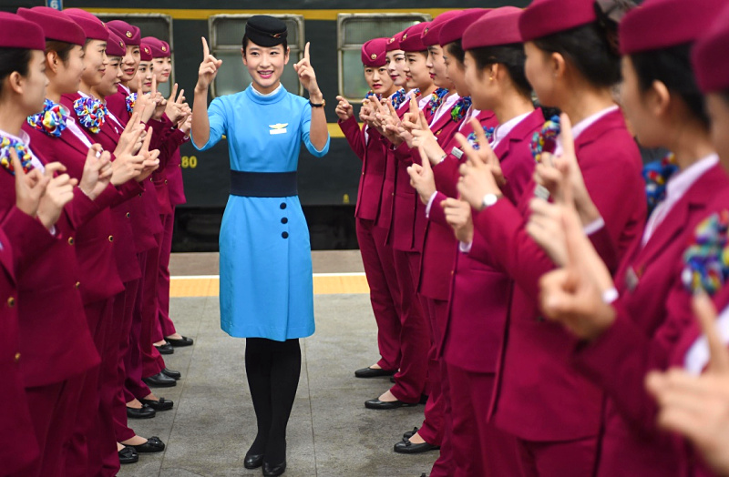 12月1日，厦门航空的“空姐”（中）向南昌铁路局福州客运段“高姐”演示手指操，以缓解服务中的疲劳。